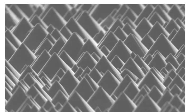矽片表麵隨機分布的金字塔結構